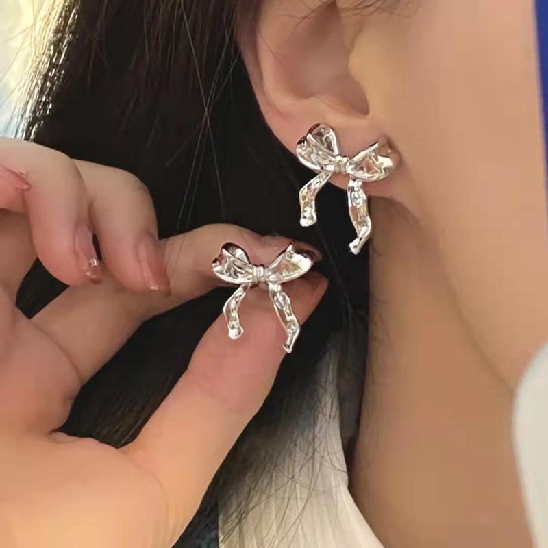 Chic Knots: Fashionably Versatile Bow Earrings