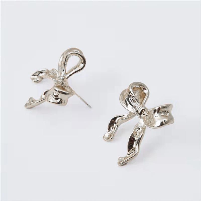 Chic Knots: Fashionably Versatile Bow Earrings