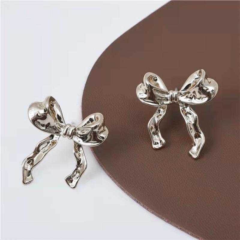 Chic Knots: Fashionably Versatile Bow Earrings