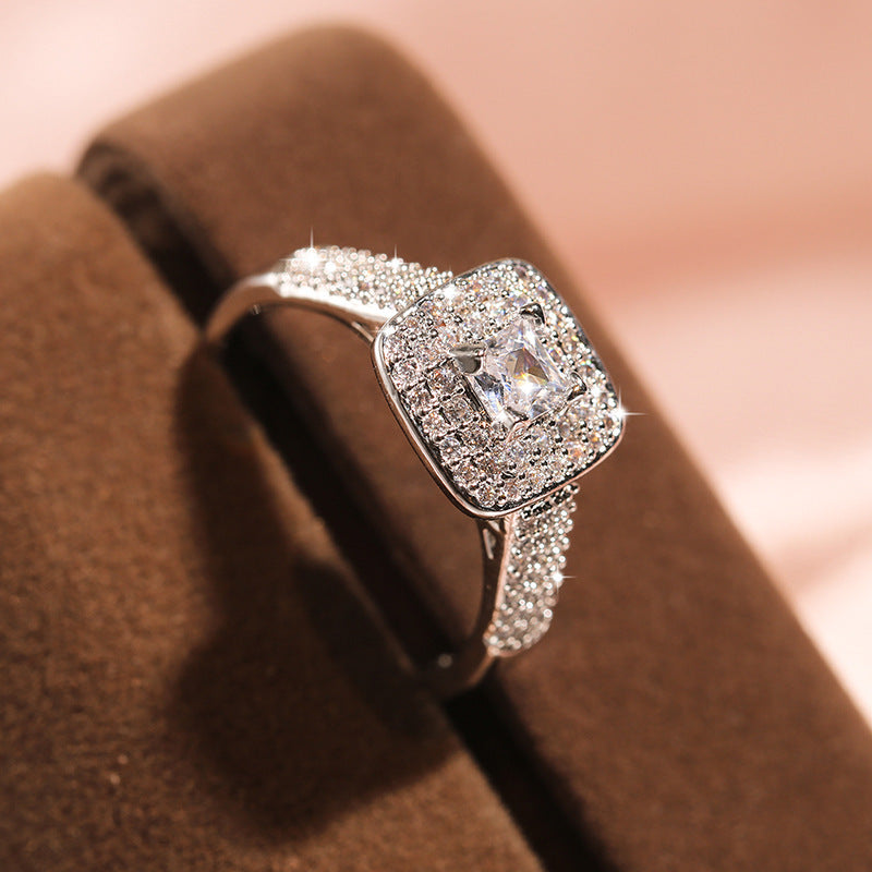 Timeless Elegance: Round Zircon Engagement Ring with Four-Claw Setting