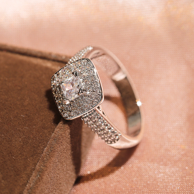 Timeless Elegance: Round Zircon Engagement Ring with Four-Claw Setting