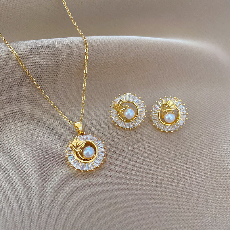 Dazzling Ensemble: Leaf Necklace with Earrings