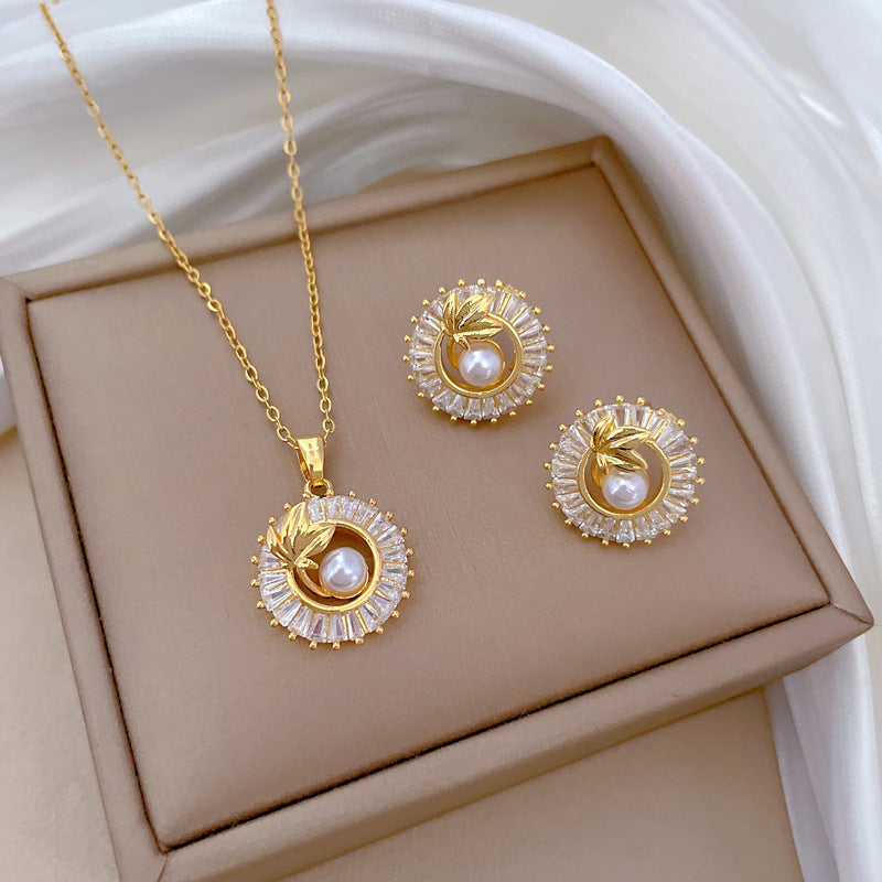 Dazzling Ensemble: Leaf Necklace with Earrings