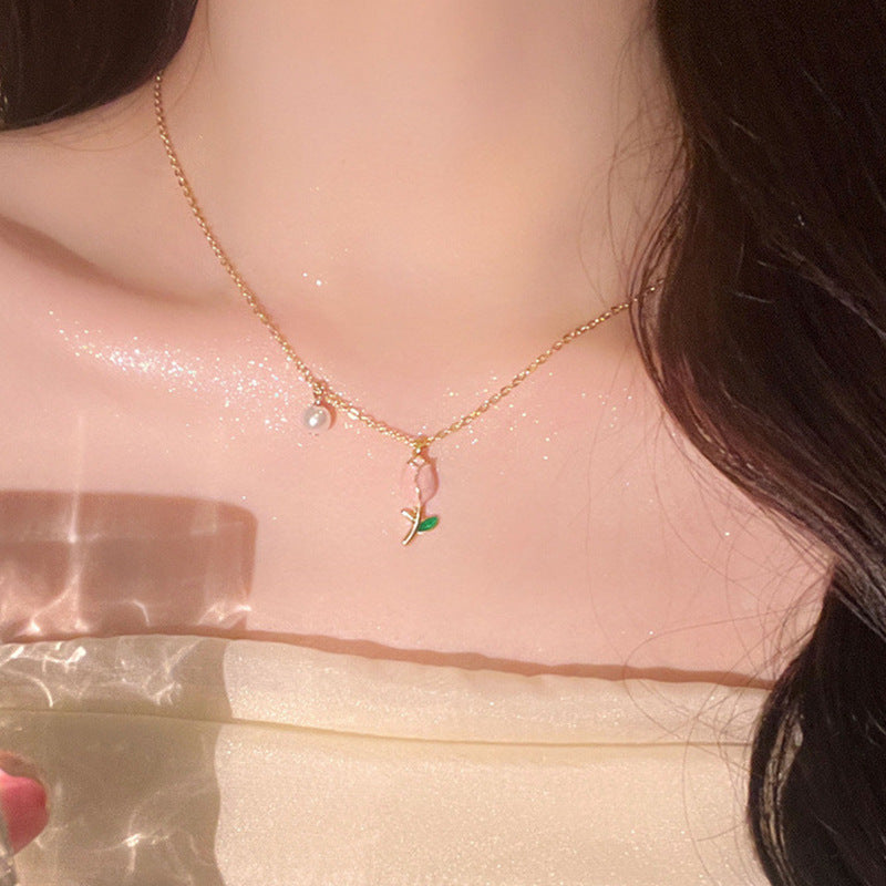 Radiant Blooms: Tulip Pearl Necklace - Elegance for Every Neckline