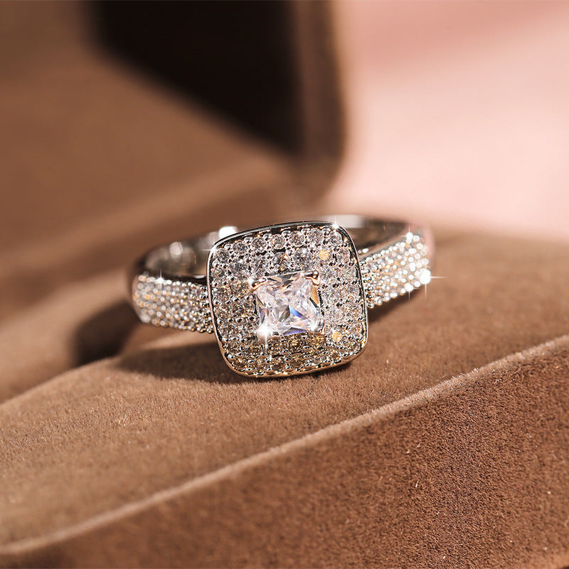 Timeless Elegance: Round Zircon Engagement Ring with Four-Claw Setting