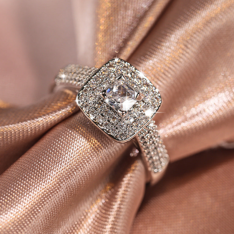 Timeless Elegance: Round Zircon Engagement Ring with Four-Claw Setting